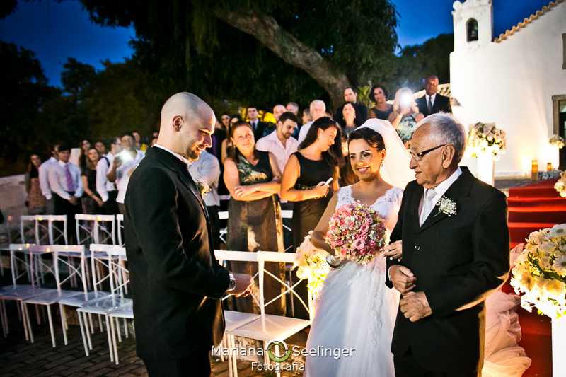 Noiva chegando ao altar com o pai em casamento registrado por Mariana Seelinger Fotografia de Casamentos e Familias em Niterói RJ