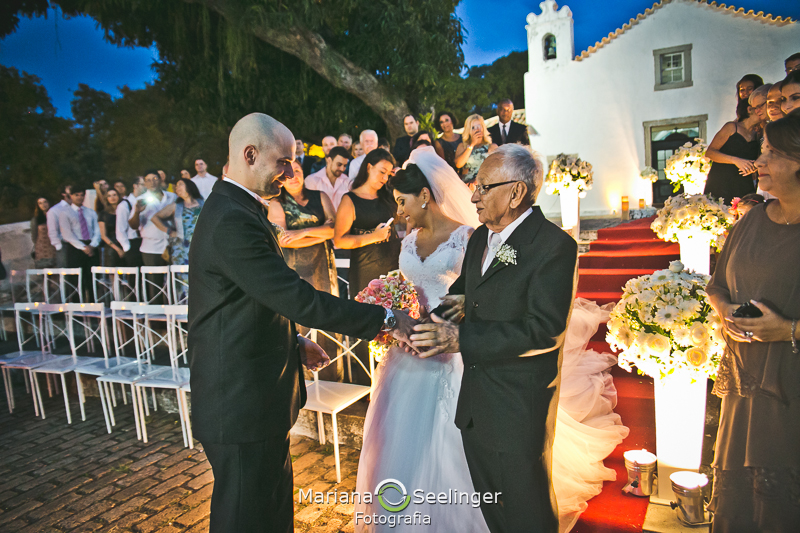 Noivo cumprimentando pai da noiva no altar em casamento registrado por Mariana Seelinger Fotografia de Casamentos e Familias em Niterói RJ