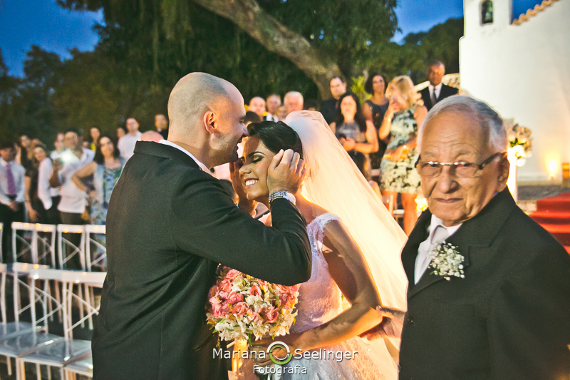 Noivo cumprimentando noiva no altar em casamento registrado por Mariana Seelinger Fotografia de Casamentos e Familias em Niterói RJ