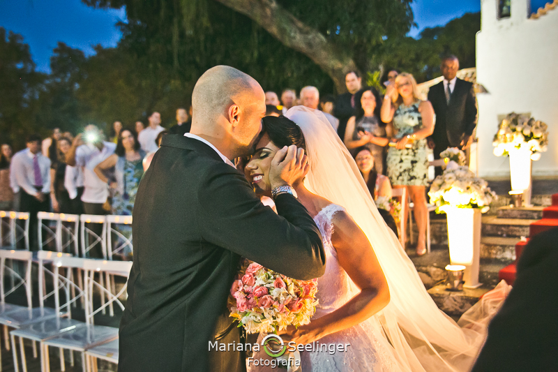 Noiva sendo recebida pelo noivo no altar em casamento registrado por Mariana Seelinger Fotografia de Casamentos e Familias em Niterói RJ