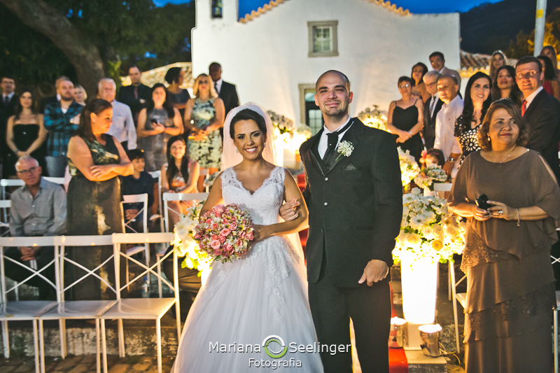 Casal de noivos no altar em casamento registrado por Mariana Seelinger Fotografia de Casamentos e Familias em Niterói RJ