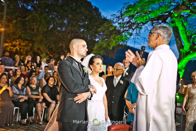 Noivos escutando celebrante de casamento em casamento registrado por Mariana Seelinger Fotografia de Casamentos e Familias em Niterói RJ