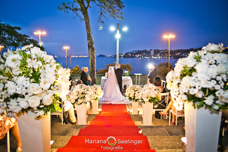 Noivos no altar com vista pro mar em casamento registrado por Mariana Seelinger Fotografia de Casamentos e Familias em Niterói RJ