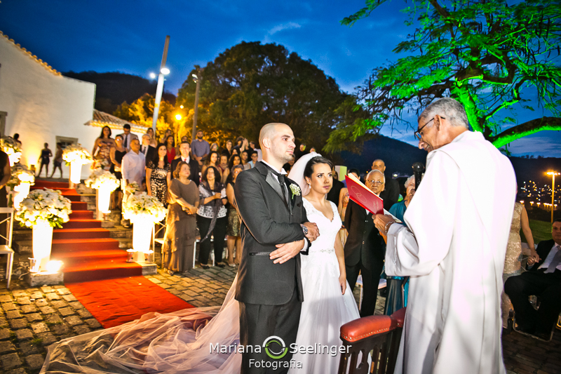 Noivos no altar em casamento registrado por Mariana Seelinger Fotografia de Casamentos e Familias em Niterói RJ