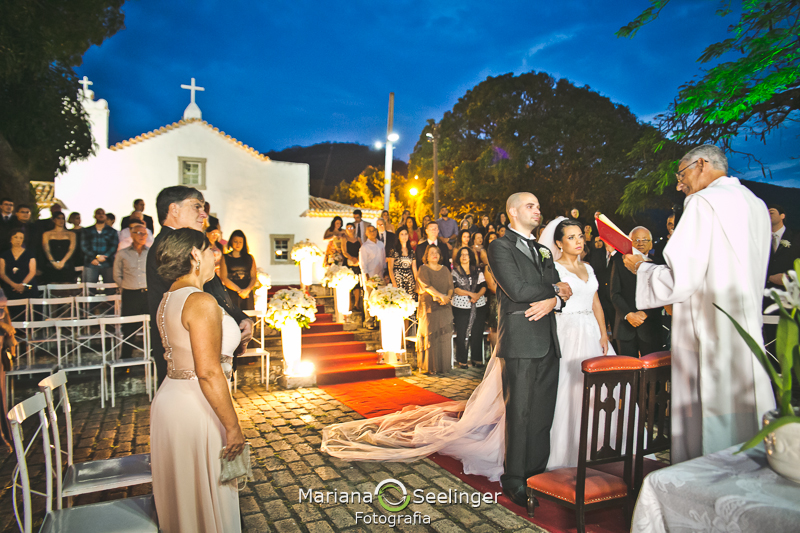 Noivos e convidados na cerimonia em casamento registrado por Mariana Seelinger Fotografia de Casamentos e Familias em Niterói RJ