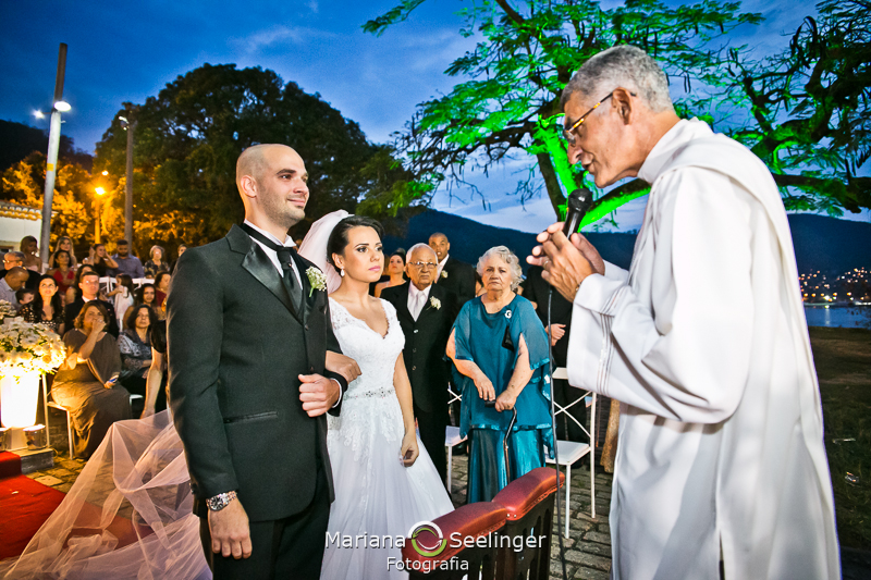 Noivos emocionados no altar em casamento registrado por Mariana Seelinger Fotografia de Casamentos e Familias em Niterói RJ