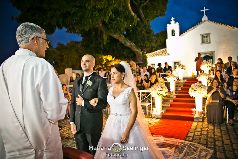 casamentp em parte externa de igreja em nitterói em casamento registrado por Mariana Seelinger Fotografia de Casamentos e Familias em Niterói RJ
