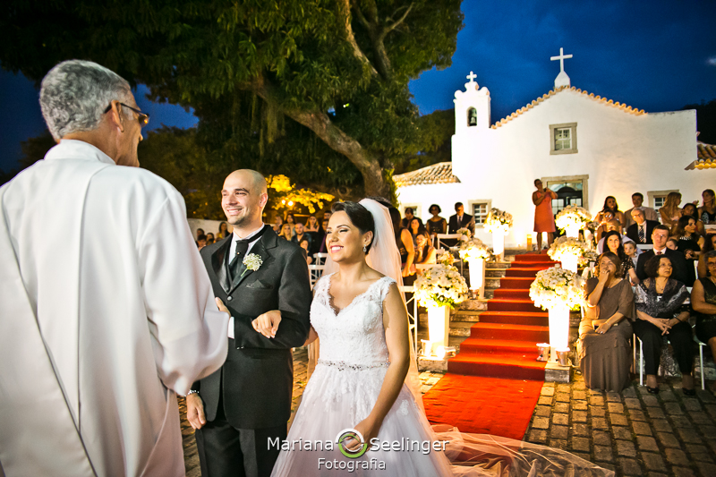 Casamento em parte externa da igrejinha historica de são francisco em casamento registrado por Mariana Seelinger Fotografia de Casamentos e Familias em Niterói RJ