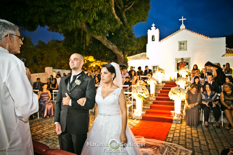Noivos no altar feito na parte externa de igreja em niterói em casamento registrado por Mariana Seelinger Fotografia de Casamentos e Familias em Niterói RJ