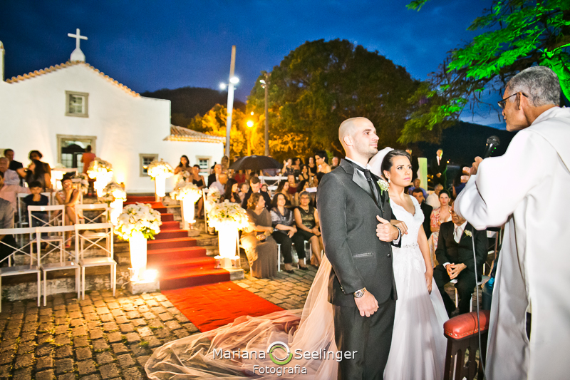 Noivo e noiva no altar em casamento registrado por Mariana Seelinger Fotografia de Casamentos e Familias em Niterói RJ