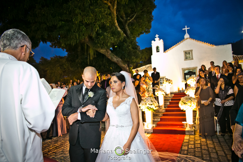 Noivos recebendo a benção em casamento registrado por Mariana Seelinger Fotografia de Casamentos e Familias em Niterói RJ