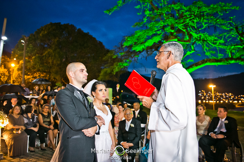 Noivo e noiva recebendo benção do celebrante de casamento em casamento registrado por Mariana Seelinger Fotografia de Casamentos e Familias em Niterói RJ