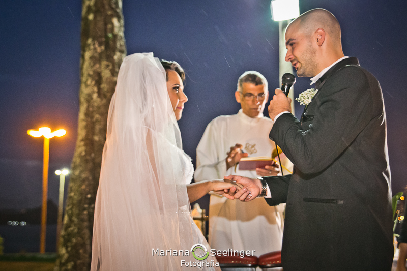 Noivo declarando seus votos de amor pra a noiva em casamento registrado por Mariana Seelinger Fotografia de Casamentos e Familias em Niterói RJ