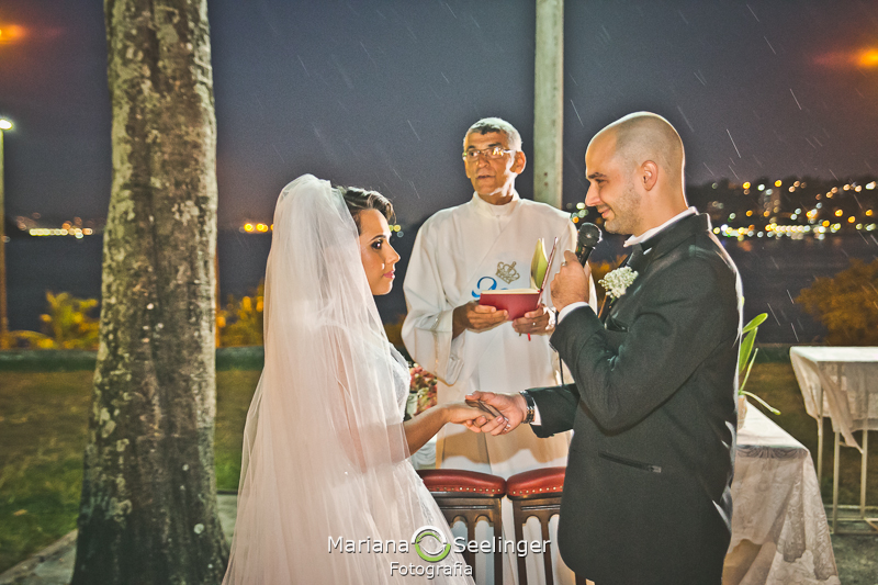 Noiva e noivo emocionados na declaração de votos em casamento registrado por Mariana Seelinger Fotografia de Casamentos e Familias em Niterói RJ