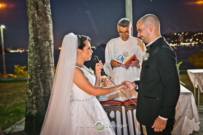Noiva declarando seus votos ao noivo em casamento registrado por Mariana Seelinger Fotografia de Casamentos e Familias em Niterói RJ