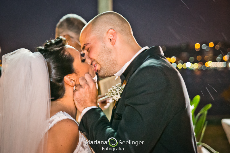 Casal de noivos se beijando em altar planejado fora da igreja em casamento registrado por Mariana Seelinger Fotografia de Casamentos e Familias em Niterói RJ