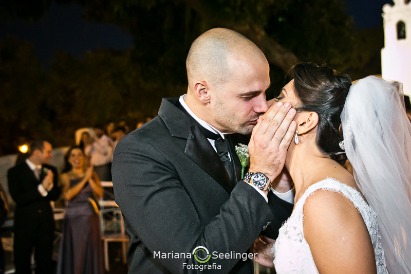 Noivos se beijando em casamento externo em igreja em niterói em casamento registrado por Mariana Seelinger Fotografia de Casamentos e Familias em Niterói RJ