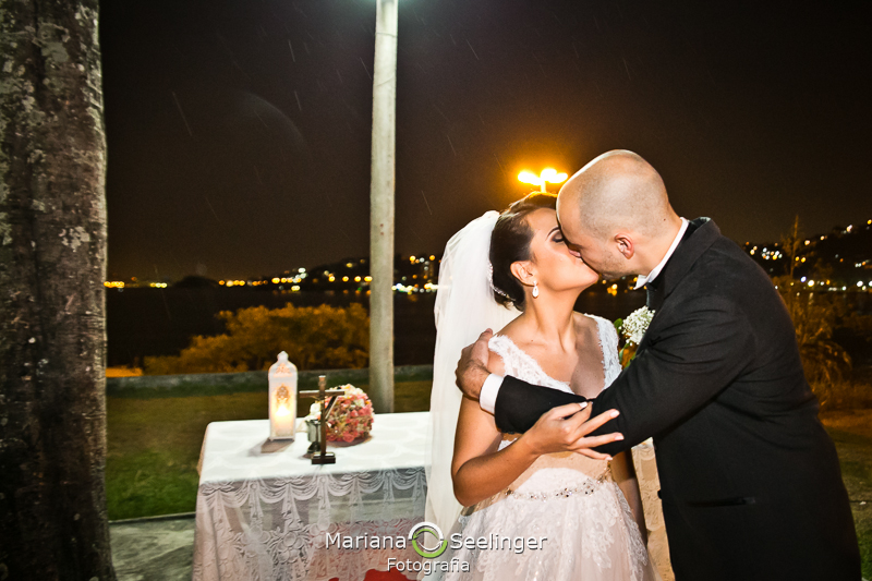 casal de noivos se beijando em casamento registrado por Mariana Seelinger Fotografia de Casamentos e Familias em Niterói RJ