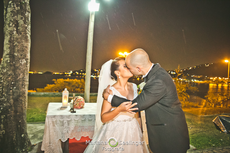 Noiva e boivo se beijando no final da cerimonia em casamento registrado por Mariana Seelinger Fotografia de Casamentos e Familias em Niterói RJ