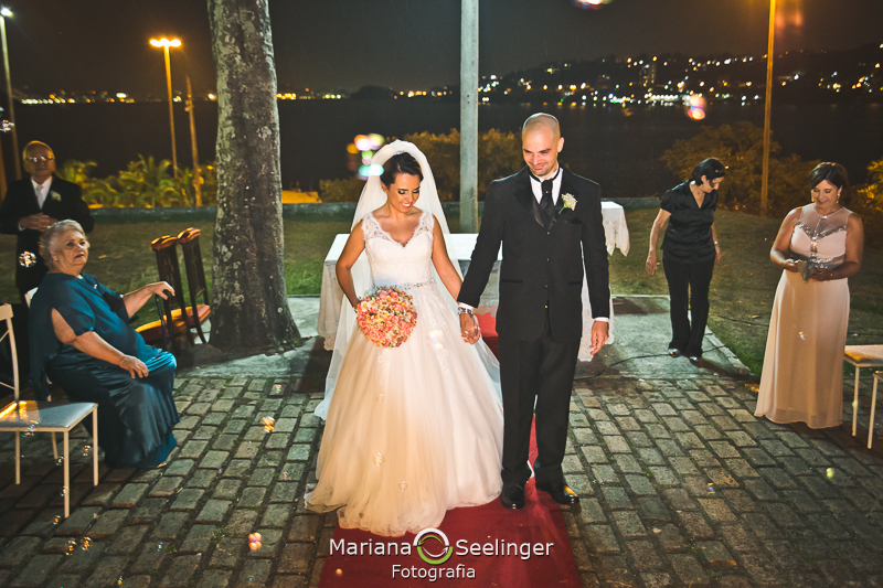Noivo e noiva saindo do altar em casamento registrado por Mariana Seelinger Fotografia de Casamentos e Familias em Niterói RJ