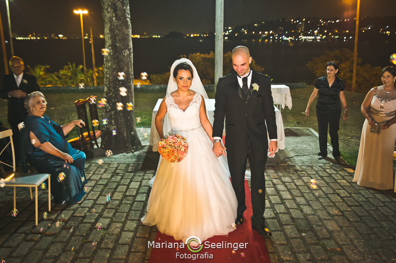Noivos saindo emocionados do altar em casamento registrado por Mariana Seelinger Fotografia de Casamentos e Familias em Niterói RJ