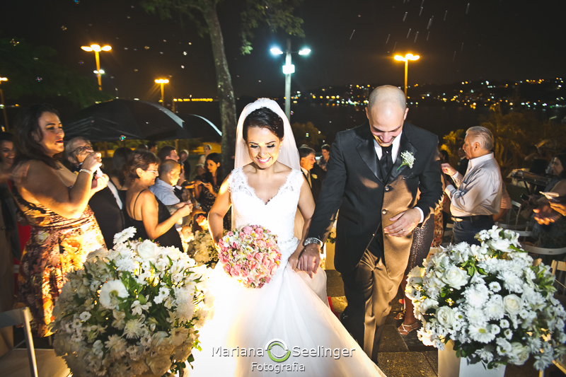 Casal saindo feliz do altar em casamento registrado por Mariana Seelinger Fotografia de Casamentos e Familias em Niterói RJ