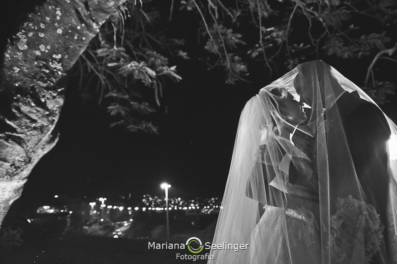 foto romantica de noivos na igrejinha de sao francisco  em registro por Mariana Seelinger RJ