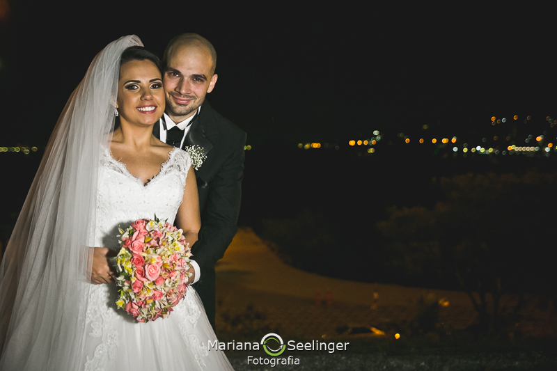 foto romantica de noivos na igrejinha de sao francisco  em registro por Mariana Seelinger RJ
