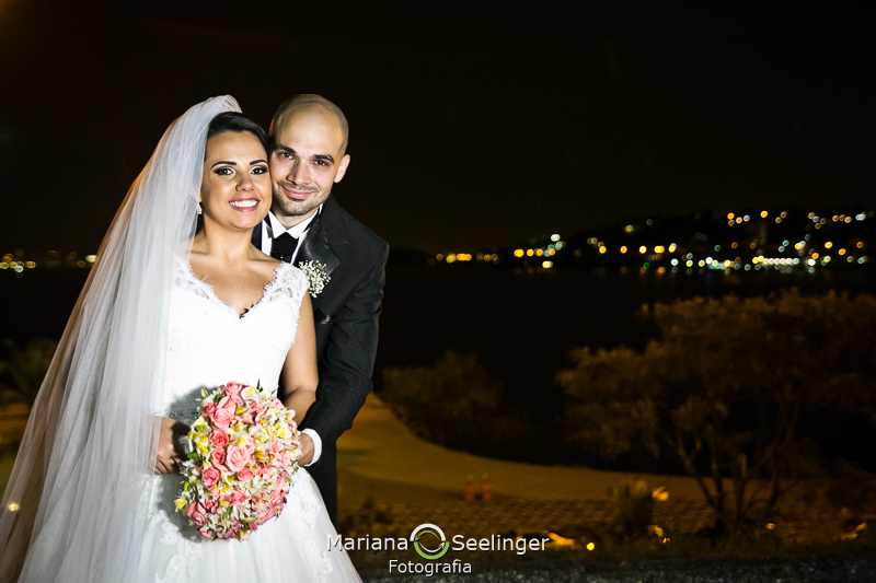 Casal com boquet na mão em casamento registrado por Mariana Seelinger Fotografia de Casamentos e Familias em Niterói RJ