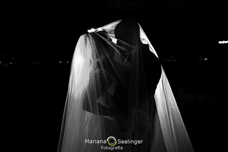 foto romantica de noivos na igrejinha de sao francisco  em registro por Mariana Seelinger RJ