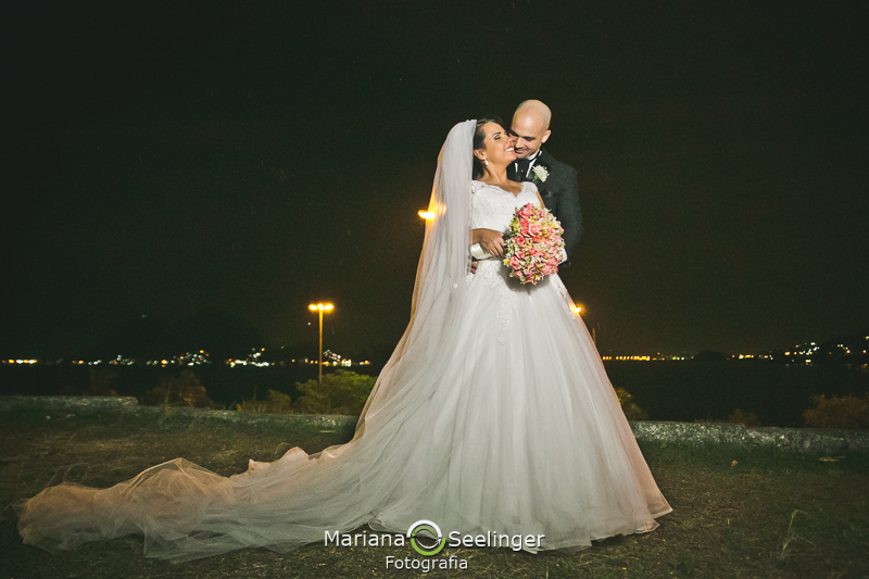 Casal de noivos em ensaio externo em casamento registrado por Mariana Seelinger Fotografia de Casamentos e Familias em Niterói RJ