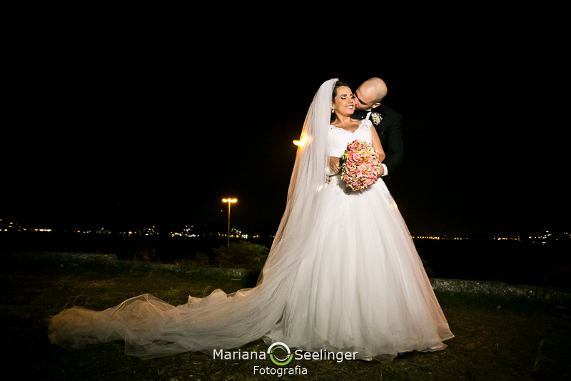 Casal de noivos abraçados após a celebração em casamento registrado por Mariana Seelinger Fotografia de Casamentos e Familias em Niterói RJ