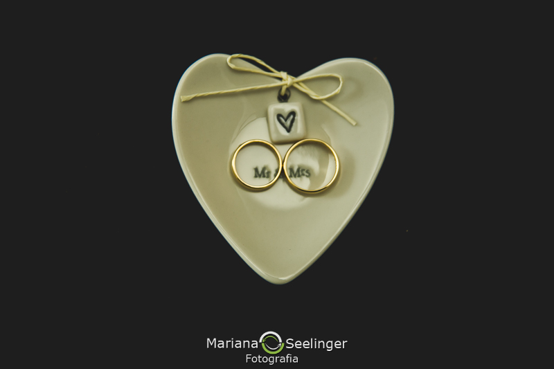 Foto do porta alianças em formato de coração com lacinho em fotografia de Mariana Seelinger RJ