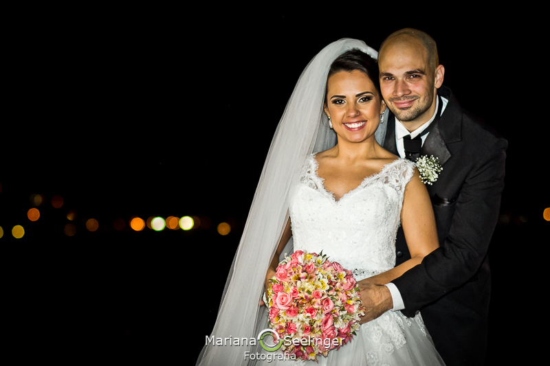 foto romantica de noivos na igrejinha de sao francisco  em registro por Mariana Seelinger RJ