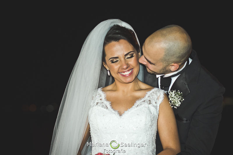 Noiva feliz com o casamento em casamento registrado por Mariana Seelinger Fotografia de Casamentos e Familias em Niterói RJ