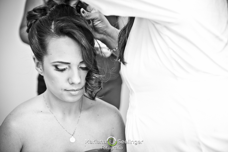 Noiva em making of em casamento registrado por Mariana Seelinger Fotografia de Casamentos e Familias em Niterói RJ