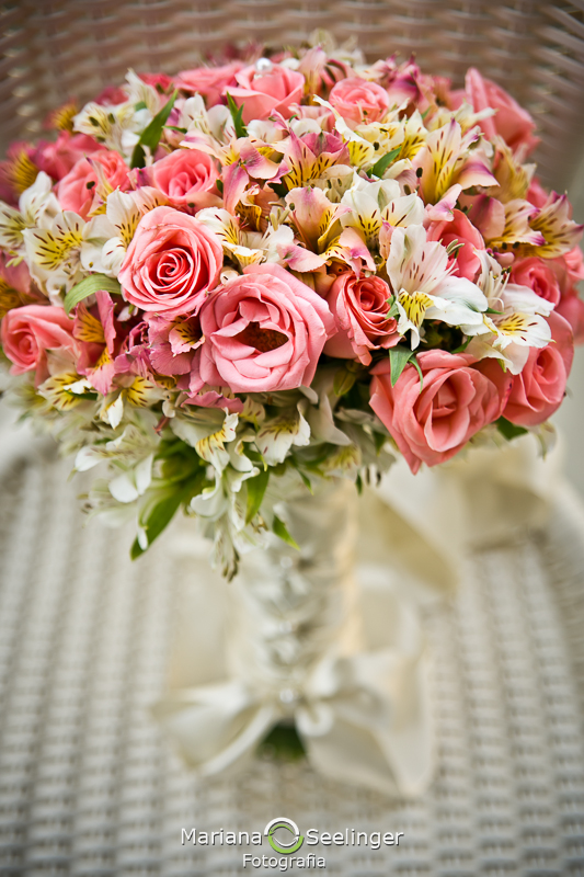 Foto do bouquet em tons de rosa com fundo rustico da noiva em fotografia de Mariana Seelinger RJ