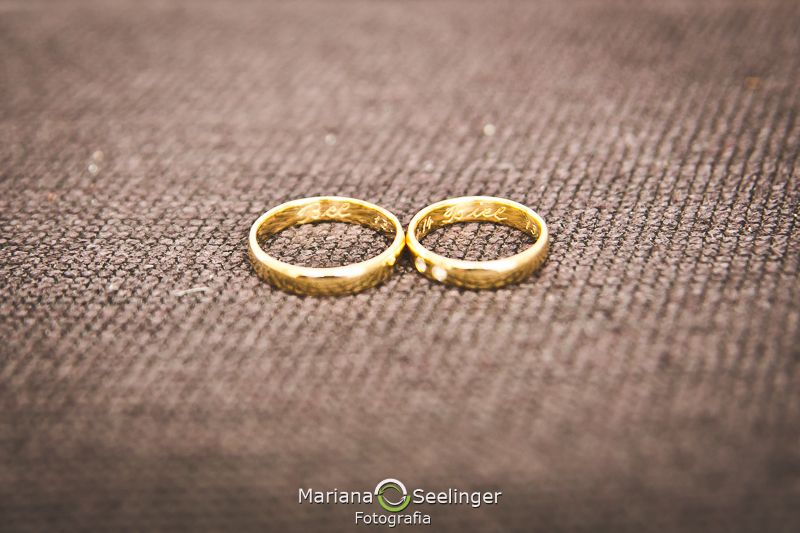 Fotos das alianças com nomes gravados em fotografia de Mariana Seelinger RJ