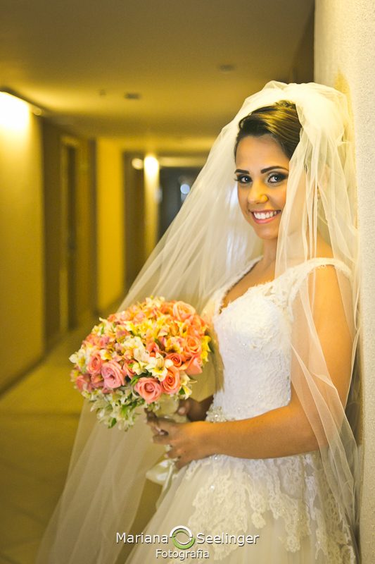 Noiva pronta para o casamento em casamento registrado por Mariana Seelinger Fotografia de Casamentos e Familias em Niterói RJ