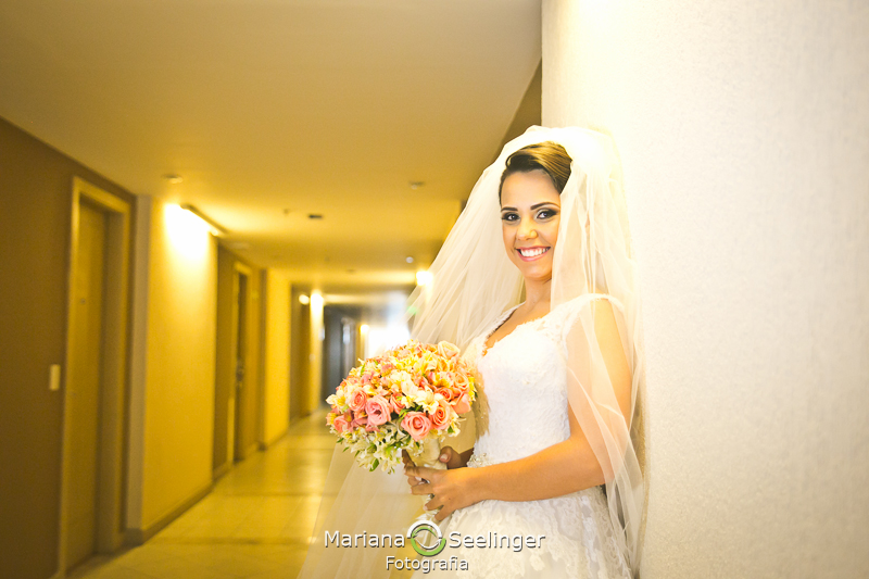 fotos da noiva em poses durante o making of realizado em hotel em niteroi em fotografia de Mariana Seelinger RJ