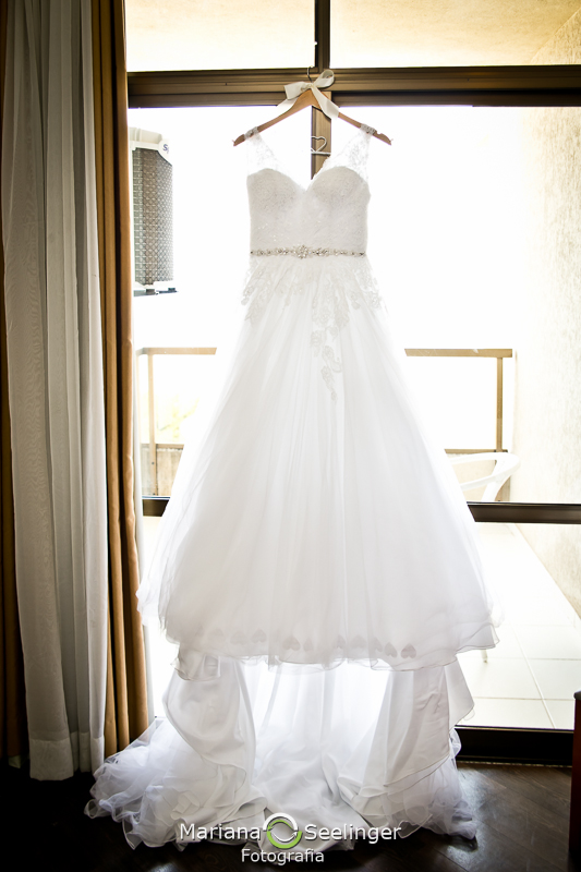 Foto do vestido de noiva branco romântico e princesa em fotografia de Mariana Seelinger RJ