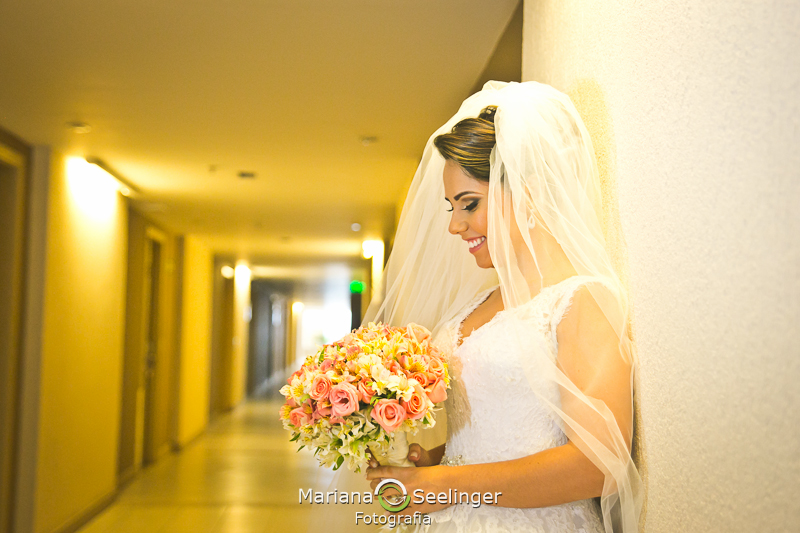 Foto detalhada da noiva mostrando o véu e bouquet em casamento registrado por Mariana Seelinger Fotografia de Casamentos e Familias em Niterói RJ
