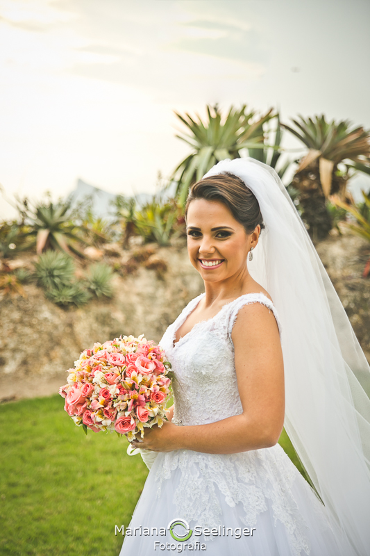 Noiva posando com o bouquet em fotos durante making of em casamento registrado por Mariana Seelinger Fotografia de Casamentos e Familias em Niterói RJ