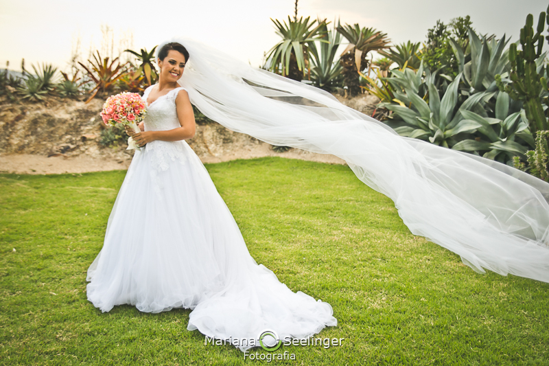 Foto do véu da noiva voando em casamento registrado por Mariana Seelinger Fotografia de Casamentos e Familias em Niterói RJ