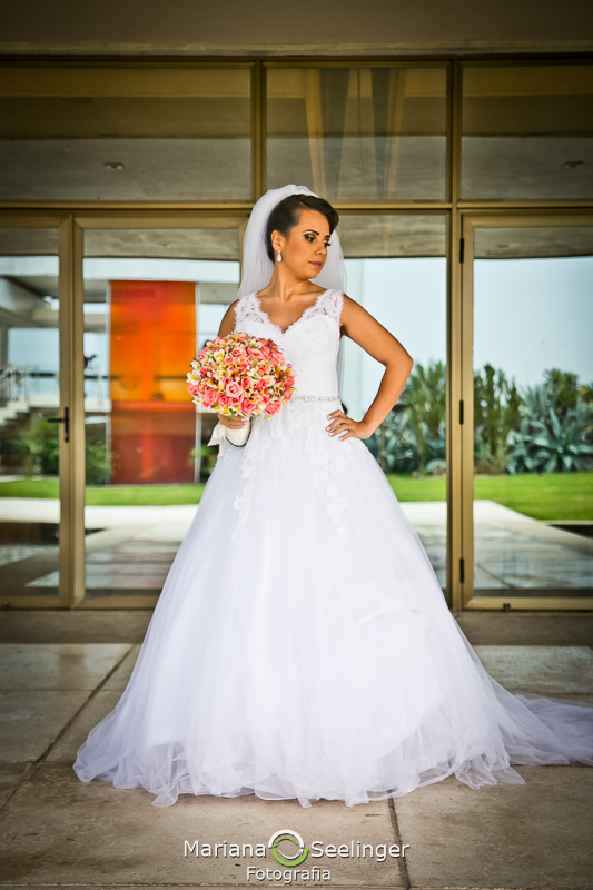 Noiva pronta depois do making of em casamento registrado por Mariana Seelinger Fotografia de Casamentos e Familias em Niterói RJ