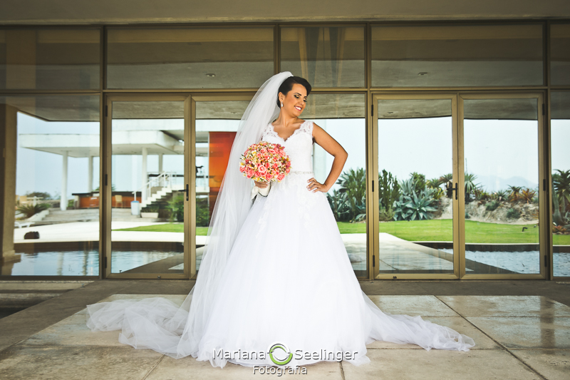 Noiva com bouquet de flores coloridas em casamento registrado por Mariana Seelinger Fotografia de Casamentos e Familias em Niterói RJ