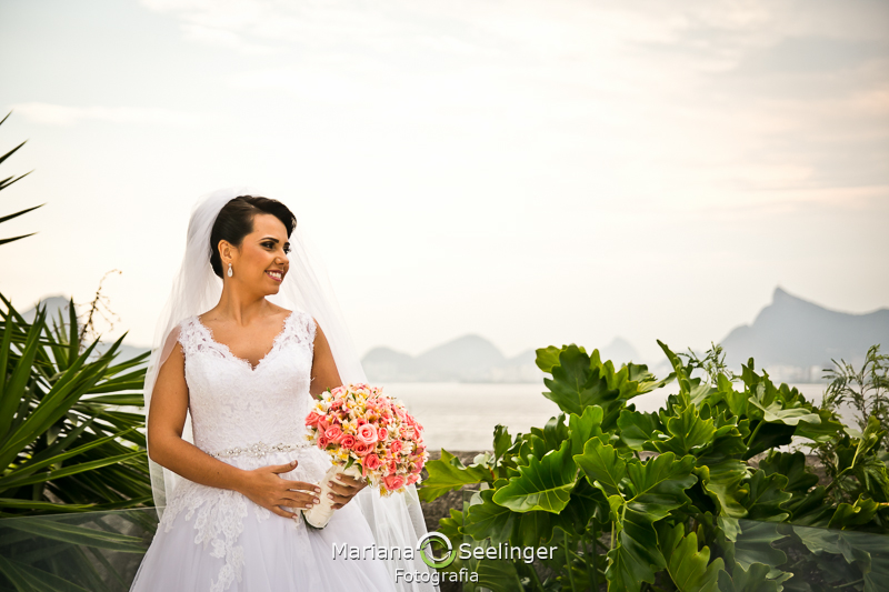 Foto da noiva posando com bouquet durante making of em casamento registrado por Mariana Seelinger Fotografia de Casamentos e Familias em Niterói RJ