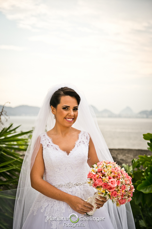 fotos da noiva em poses durante o making of realizado em hotel em niteroi em fotografia de Mariana Seelinger RJ