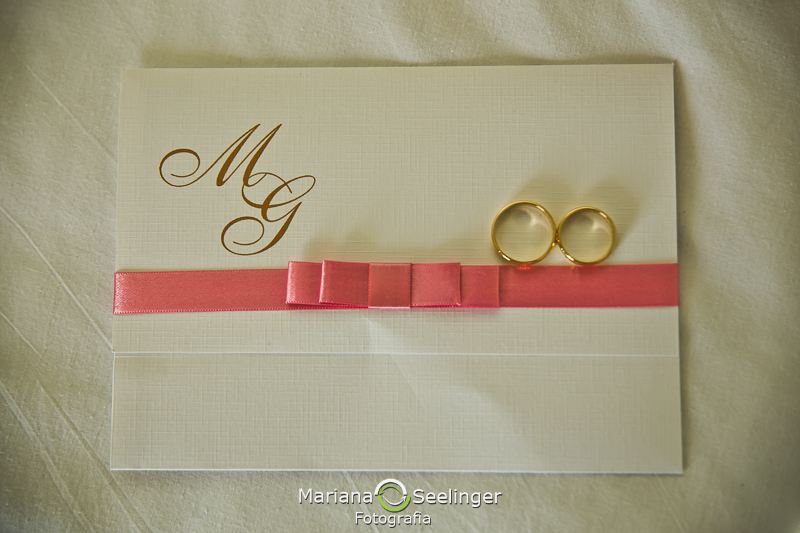 Foto do convite de casamento e alianças em fotografia de Mariana Seelinger RJ