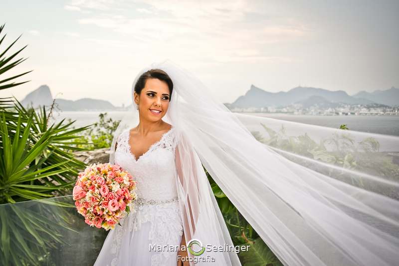 Noiva posando olhando pra paisagem em casamento registrado por Mariana Seelinger Fotografia de Casamentos e Familias em Niterói RJ